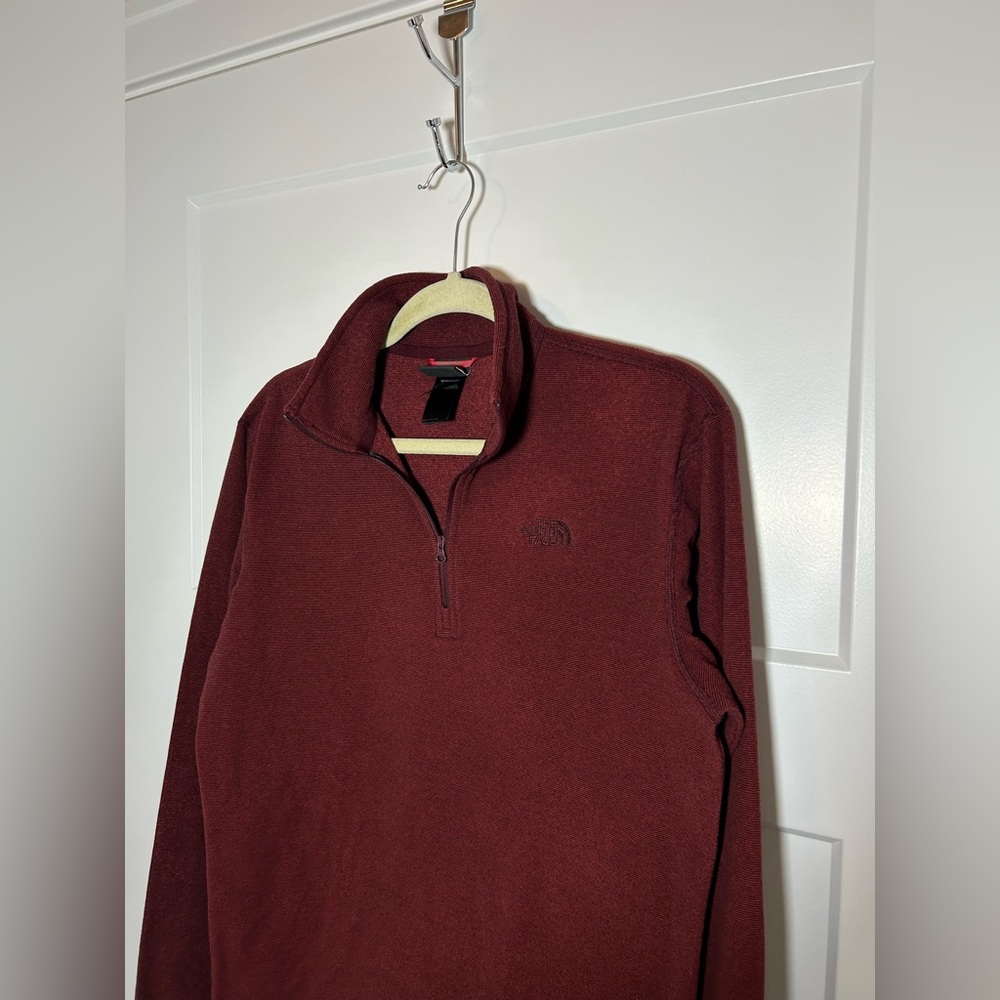 Men’s North Face fleece pullover, women’s medium/large fit.